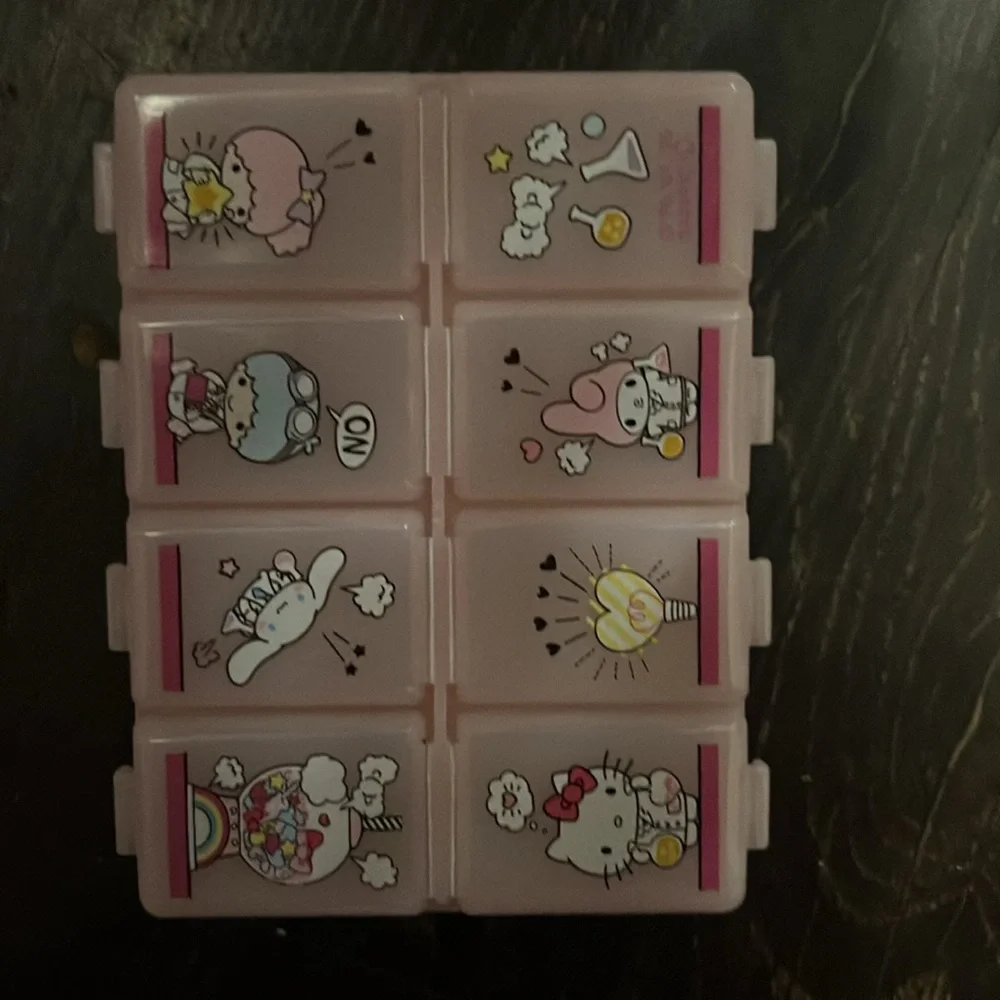 Hello Kitty pillbox organizer - Picture 3 of 3